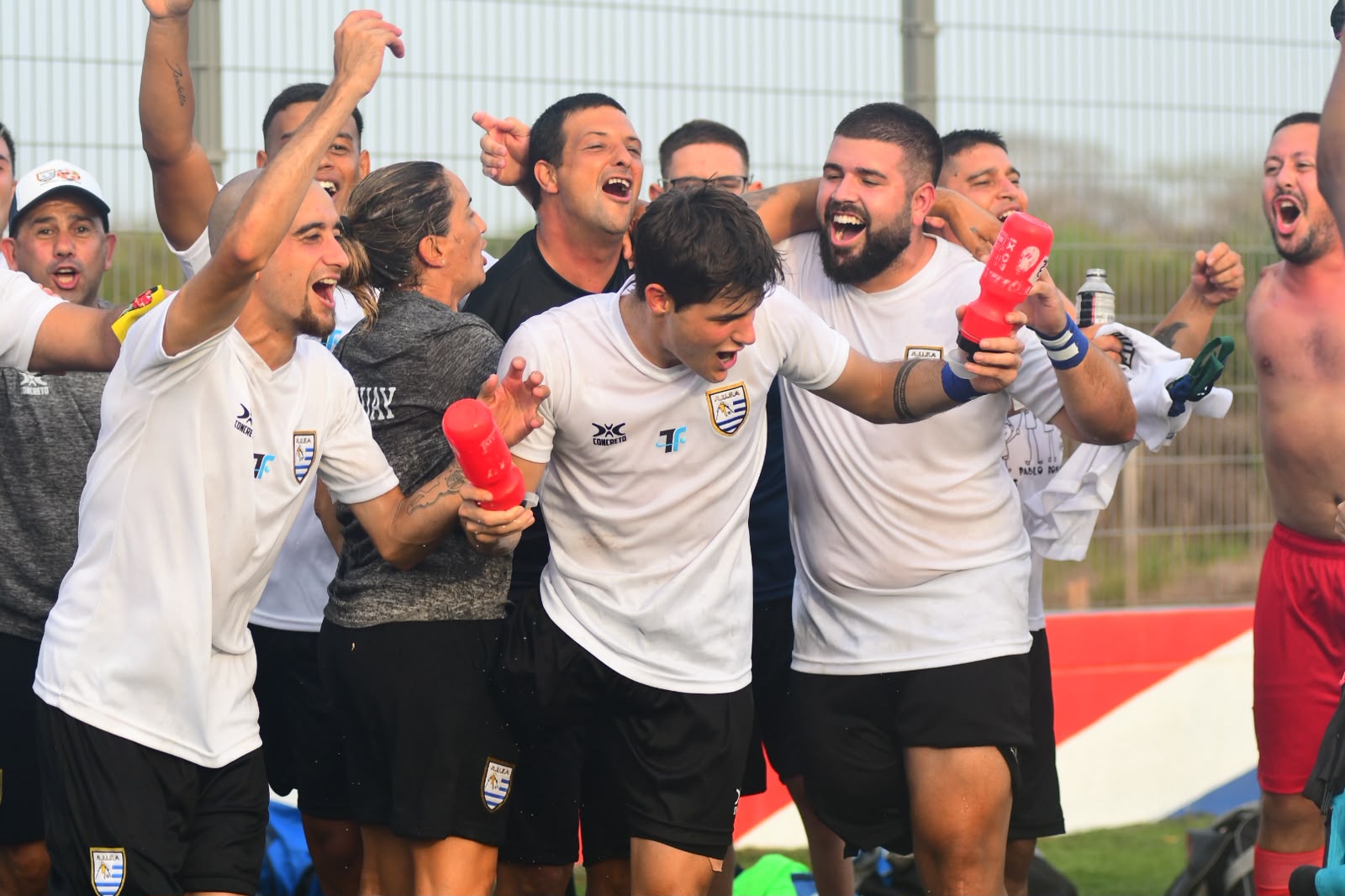 Plantel de Uruguay festejando la clasificación al Mundial de Turquía 2022
